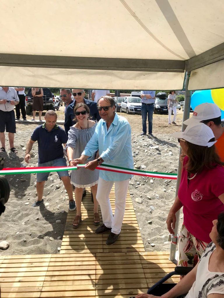 SANT’AGATA MILITELLO – “Una spiaggia per tutti”. Sorrisi e felicità per il lido senza barriere