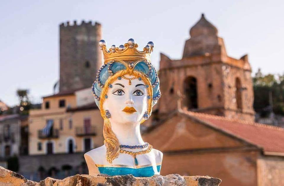 … LE REGINE – Marina Bellanti innova, nel segno dell’arte, una delle icone di Sicilia