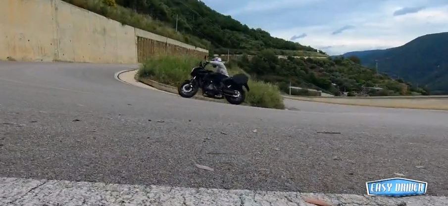 OMAGGI – Luca Bracali tra la Marina di Capo d’Orlando e Piraino, su RAI1, provando la nuova Yamaha 700