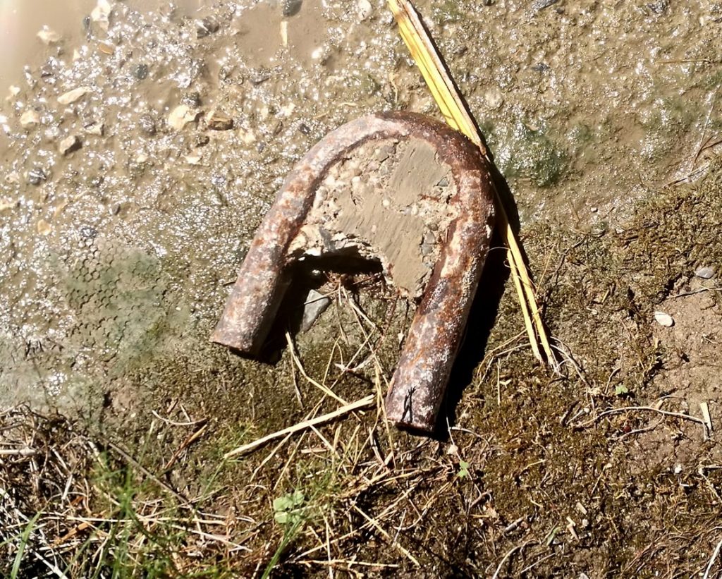 E NON E’ PSICOSI – “Piovono” pezzi di ferro dal ponte della ferrovia a Ponte di Naso