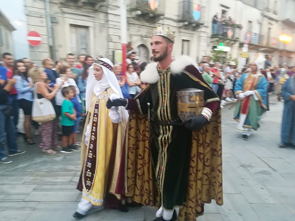 MONTALBANO ELICONA – Oltre il corteo storico, il successo turistico del borgo