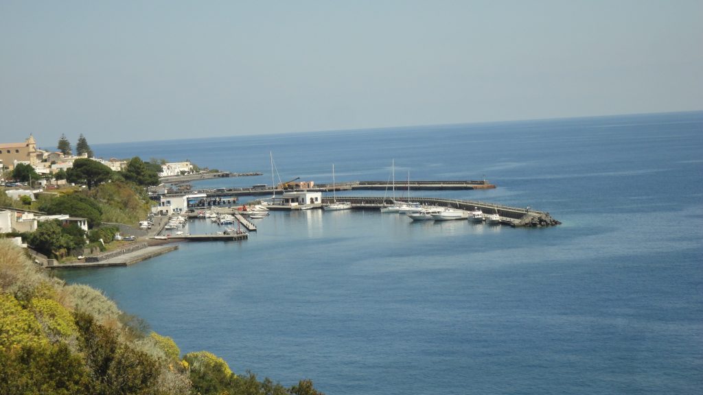 SANTA MARINA SALINA – Comune commissariato, manca il Piano di Utilizzo del Demanio Marittimo