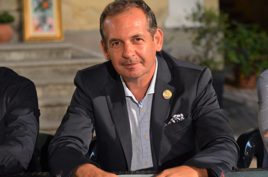 SINAGRA – Michele Isgrò rilancia “l’itinerario fiorito della bellezza”