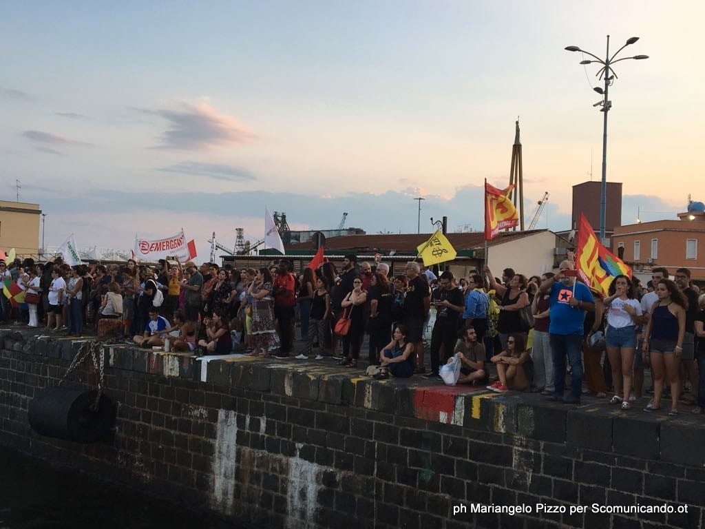 FOTO DI PROTESTA  – A Catania, sul molo … Accogliamoli. La cronaca della giornata di ieri