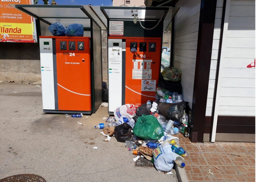 CAPO D’ORLANDO – La fontana leggera ripulita dai rifiuti