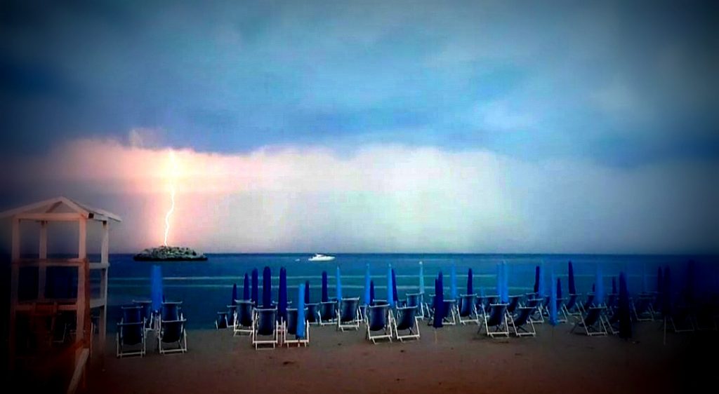 LA FOTO – Il fulmine sullo “scoglio”