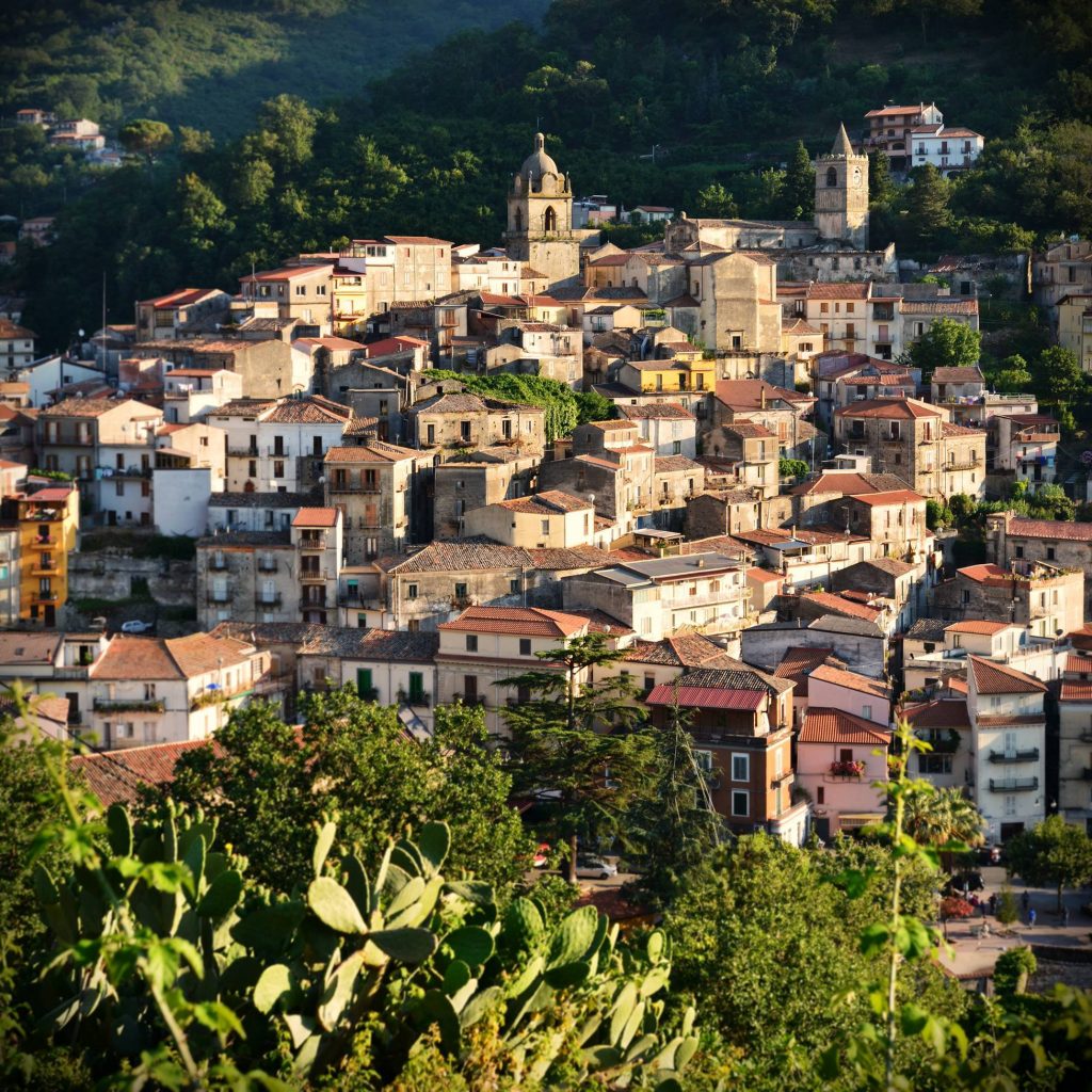 TORTORICI – Una Poltrona per Tre