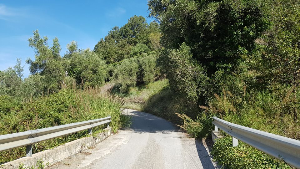 “PROVINCIALI” – Nelle mani di nessuno. La Ficarra-Sinagra fa schifo davvero