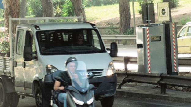 AUTOVELOX PIU’ SEVERO – Oltre la velocità controlli anche su revisione e assicurazione