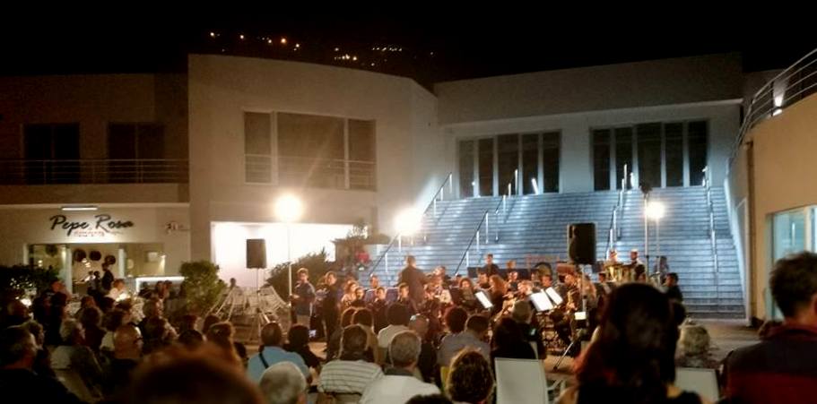 QUANDO LA BANDA SUONO’ – Sapore di note al porto… ai piedi della scalinata la banda musicale dell’Associazione Culturale Musicale “Città di Capo d’Orlando”