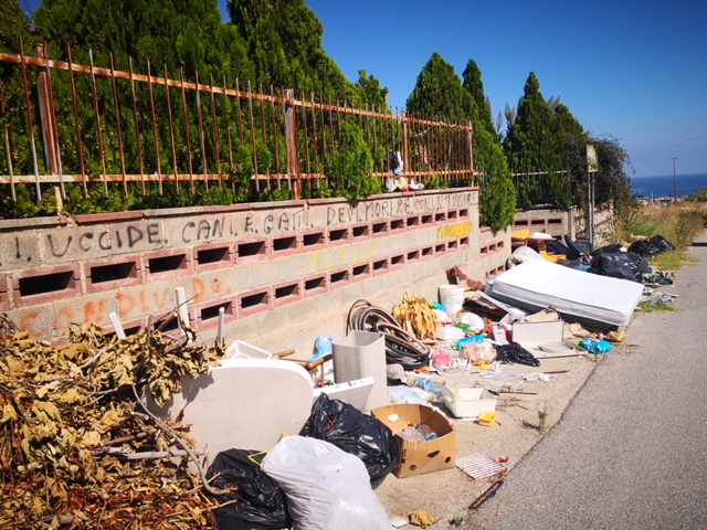 LEGAMBIENTE LONGANO – Rifiuti abbandonati presso isola ecologica comune di Oliveri