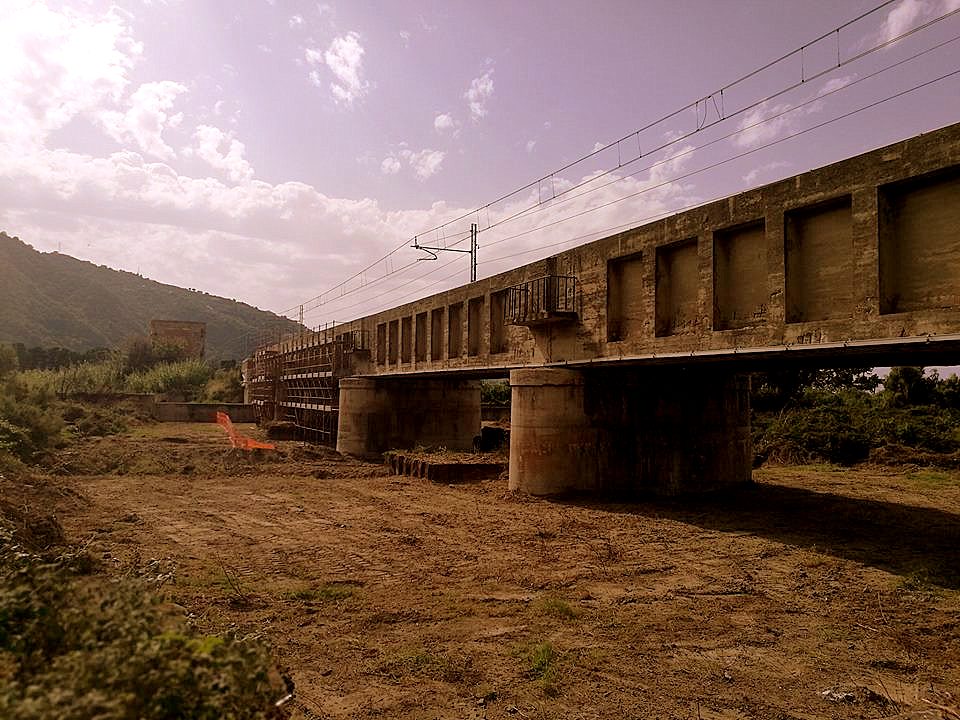INTERVENTI – Dopo la caduta di calcinacci e elementi ferrosi la Ferrovia interviene sul passaggio di “Ponte Naso”