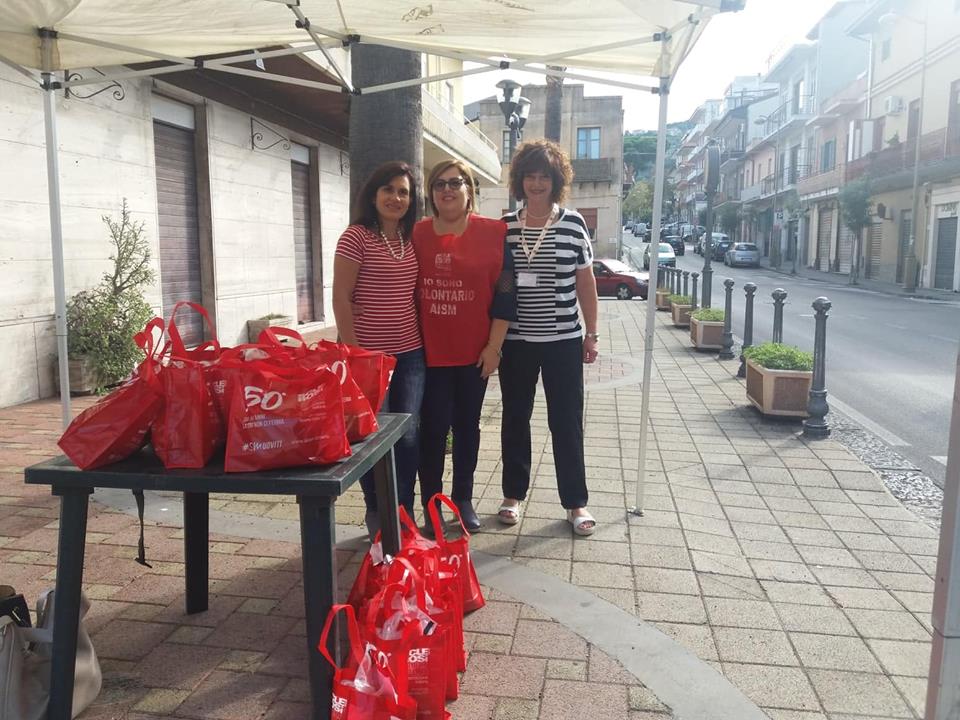 SOLIDARIETA’ – Ieri anche a Brolo i banchetti dell’Aism