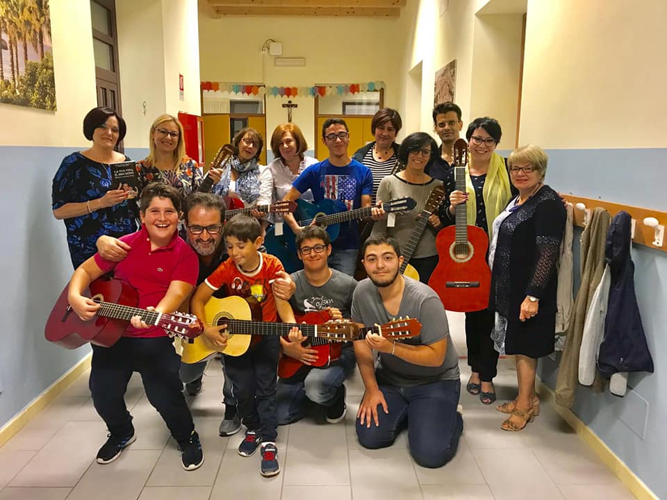 MUSICA D’AMORE E DI CUORE – Foto di rito per l’inaugurazione, a Brolo,  del corso base di chitarra gratuito dedicato a Ninuccio Raffaele! 