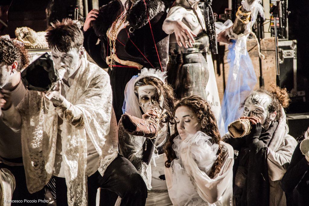 TEATRO – Gli Esoscheletri tornano in città con “Judas, the guess”