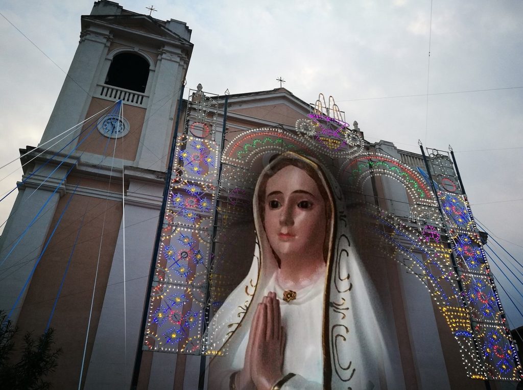 MADONNA DI FATIMA – La facciata della Chiesa di Brolo si fa il look per la nuova Festa