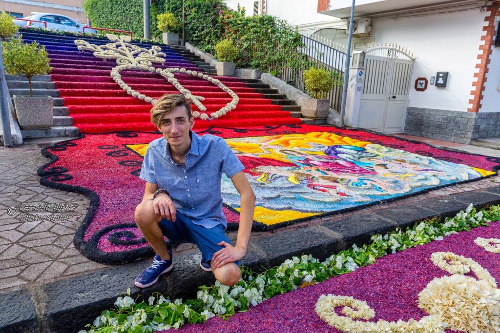 UMBERTO CIPRIANO – Spettacolare infiorata artistica sulla scalinata di Terme Vigliatore