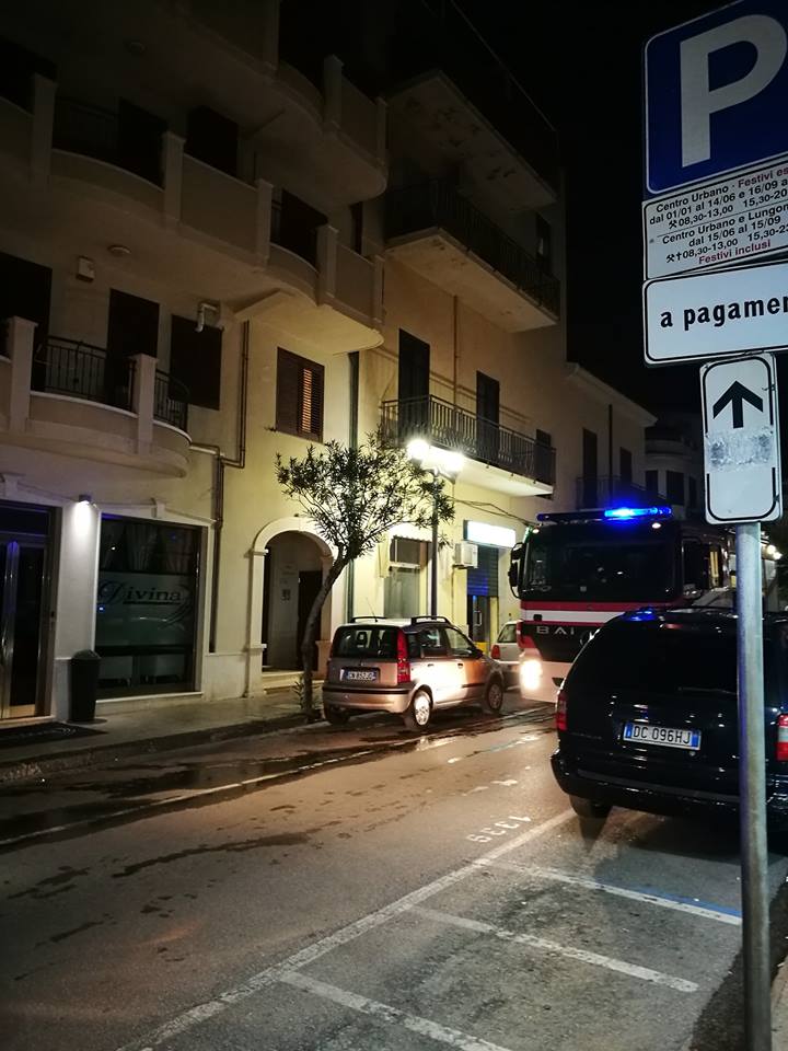 VIGILI DEL FUOCO IN AZIONE – In via Roma a Capo d’Orlando