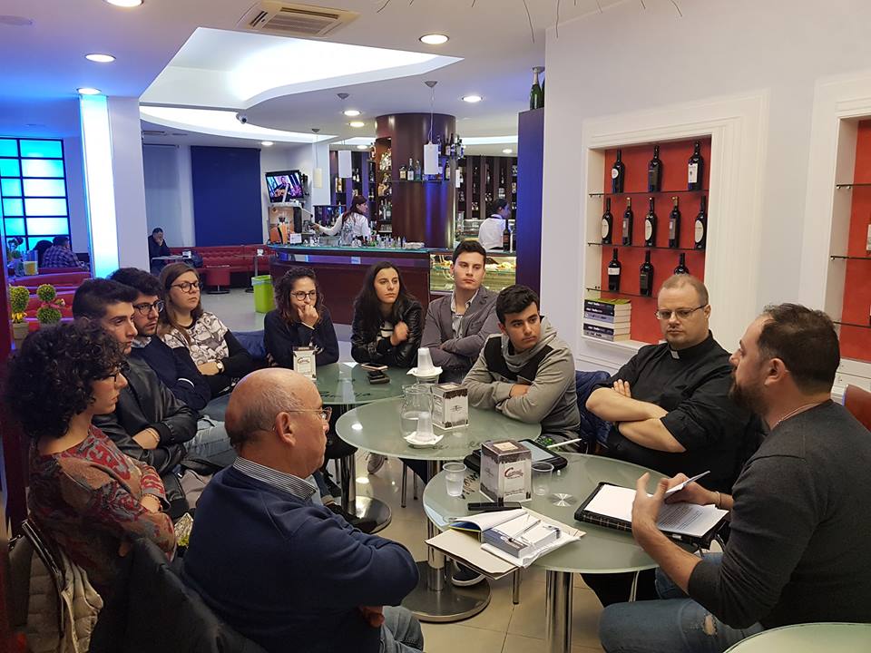 INCONTRI BROLESI – Al Bar Sport, il primo incontro della serie: “Radici… Chi siamo? Ce lo dicono i giovani in dialogo con la Bibbia”