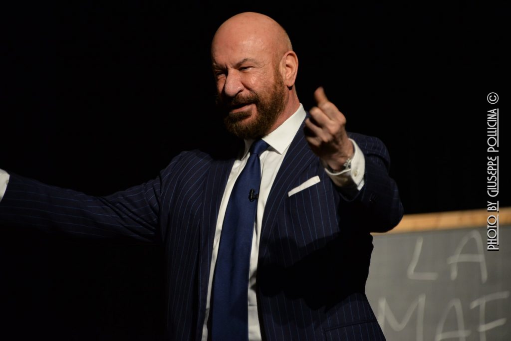 TEATRO – Grande successo per Sebastiano Lo Monaco in scena al Trifiletti di Milazzo