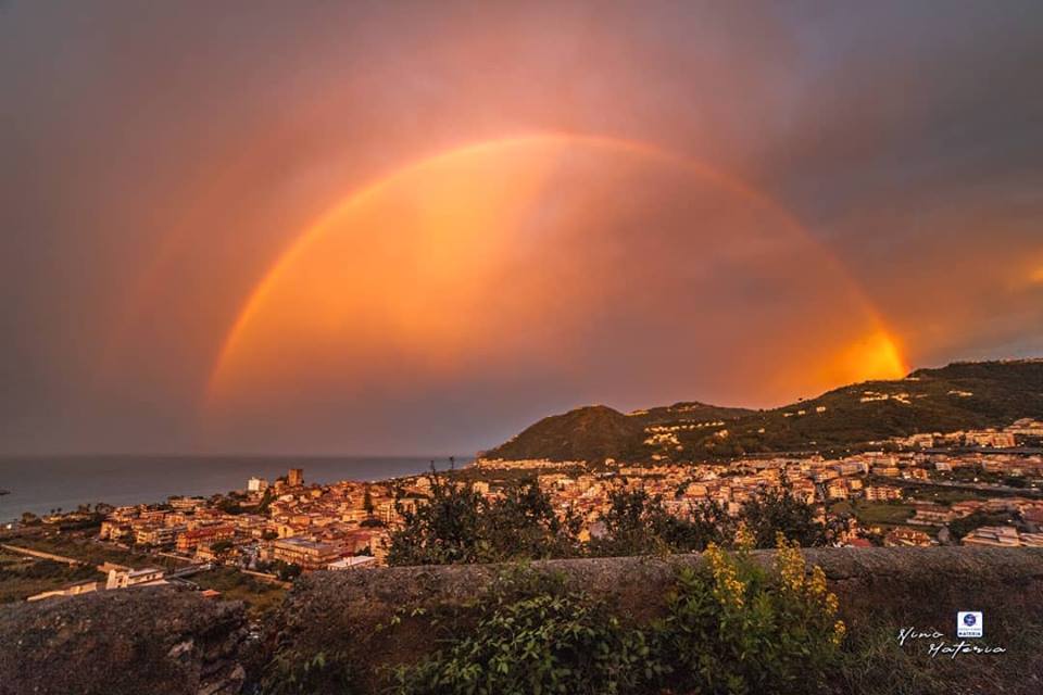 LA BELLA FOTO – Arcobaleno al Tramonto… su Brolo. Lo scatto è di Nino Materia