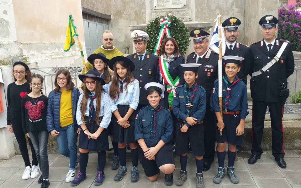 GENERAZIONI DISTANTI UNITE – Giovani Scout  davanti al monumento ai Caduti della Grande Guerra… Questo ieri a Brolo