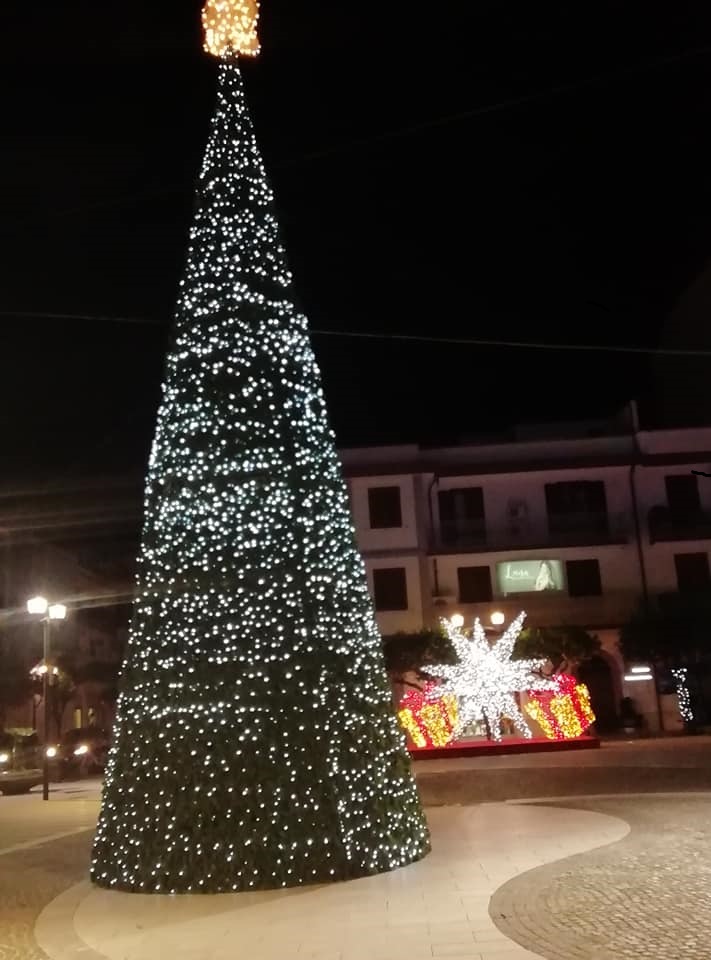 CAPO D’ORLANDO – Addobbi di Natale, il Sindaco: “Bravi i commercianti di Piazza Longo”