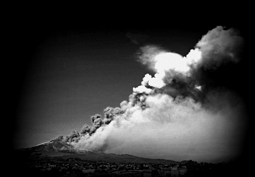 ETNA – L’aeroporto è operativo ma con una forte limitazione nei voli: quattro atterraggi l’ora