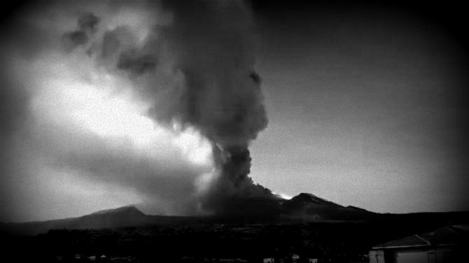 IL RISVEGLIO – E l’Etna tuonò alla vigilia del Natale. Ora chiuso l’aeroporto