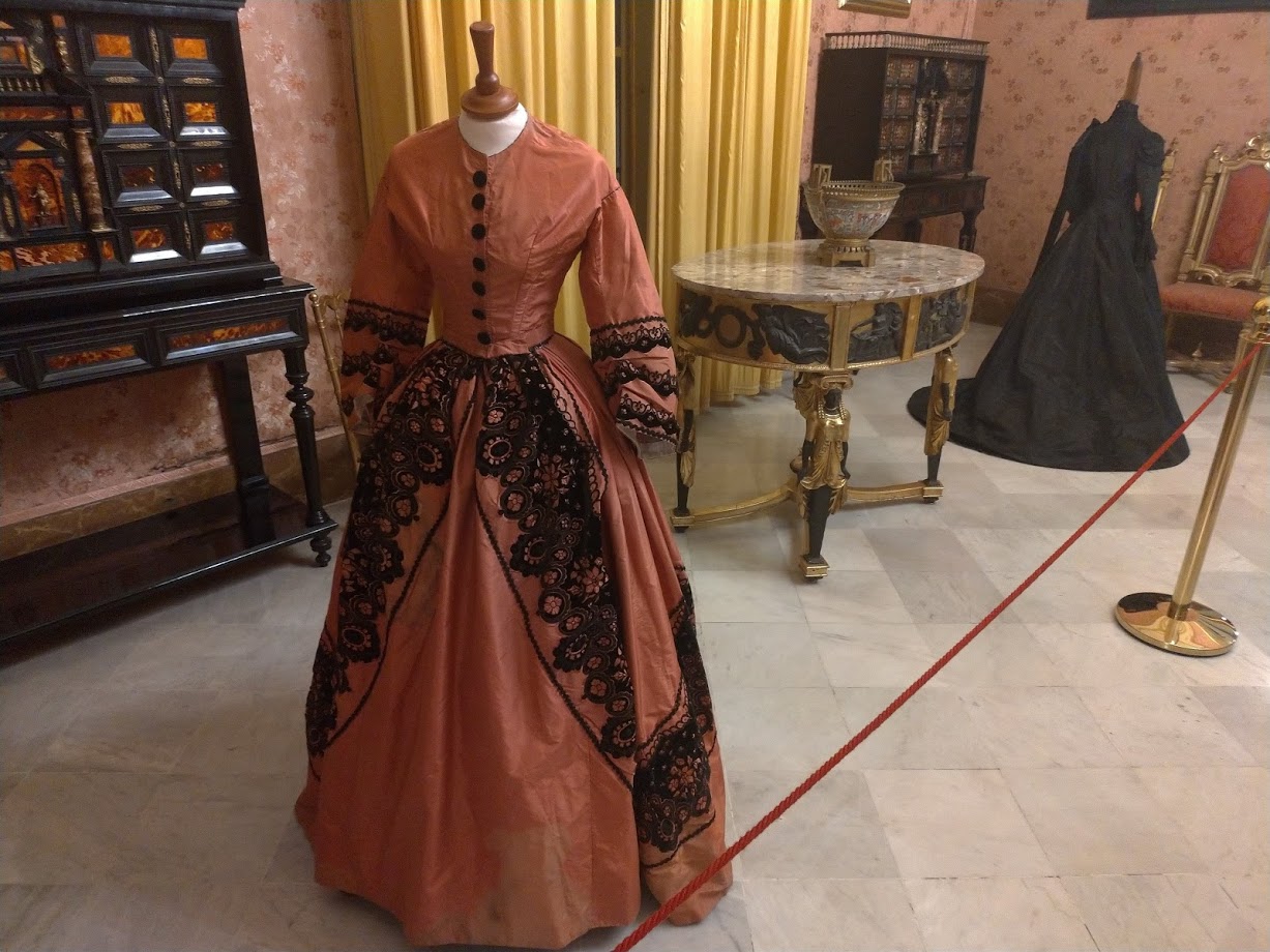 Le Vestiture Del Regno Di Sicilia Gli Abiti Del Museo Del Costume E Della Moda In Mostra A Palermo Scomunicando