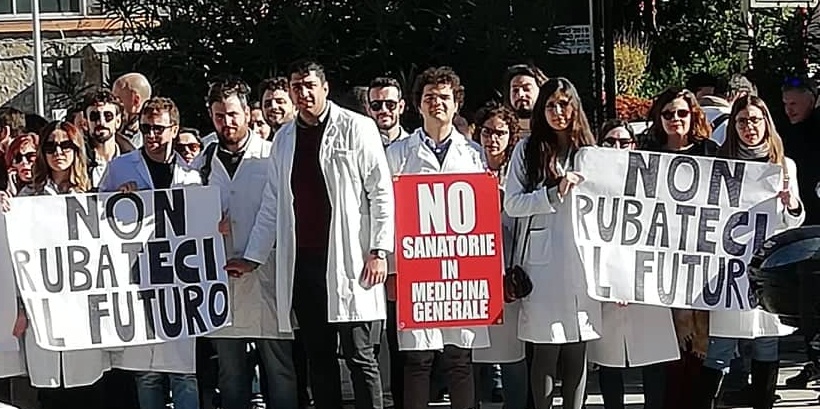 SIT-IN DELLA FIMMG A PALERMO – Giovani Medici contro l’“irregolare” accesso al corso di Formazione Specifica in Medicina Generale