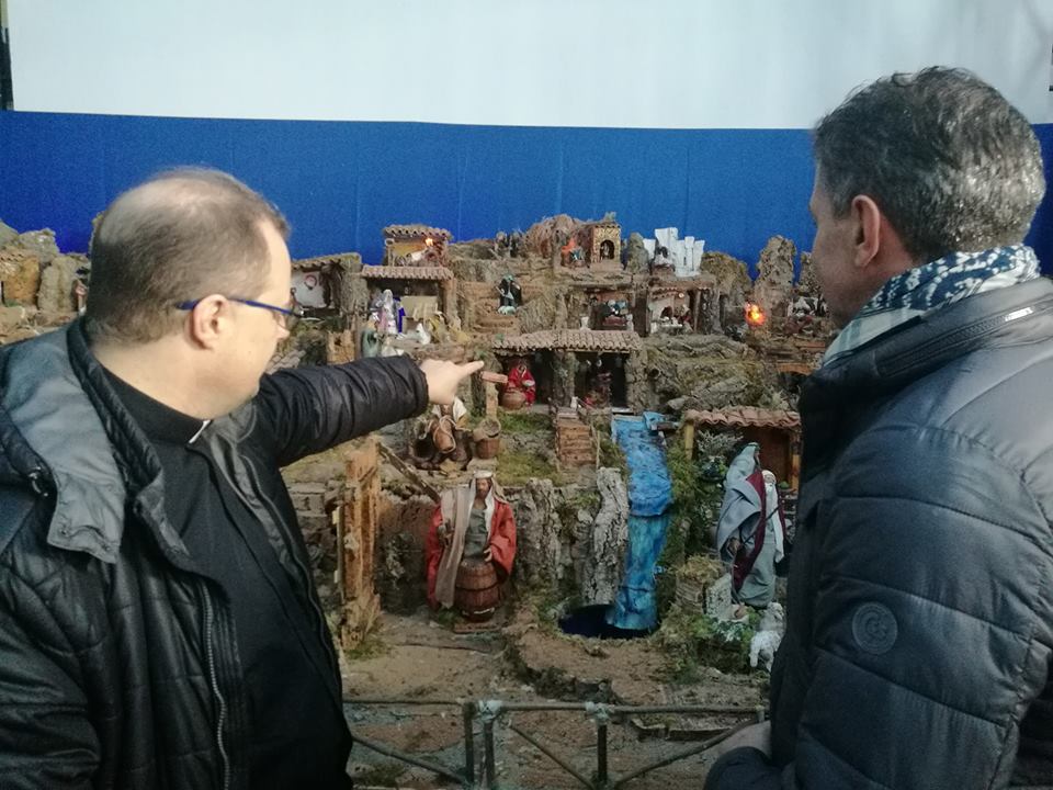 PRESEPI A BROLO – Domani, alle 19,30, padre Enzo benedirà, inaugurandolo, il grande presepe alla “Multimediale”