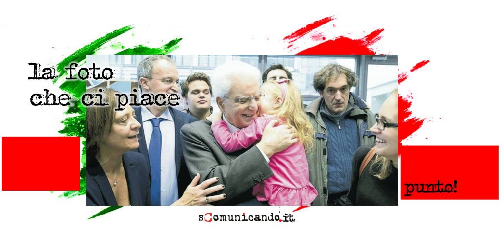 LA FOTO CHE CI PIACE – Un abbraccio libero e incondizionato in un paese dove c’è chi semina odio e paura. Punto!