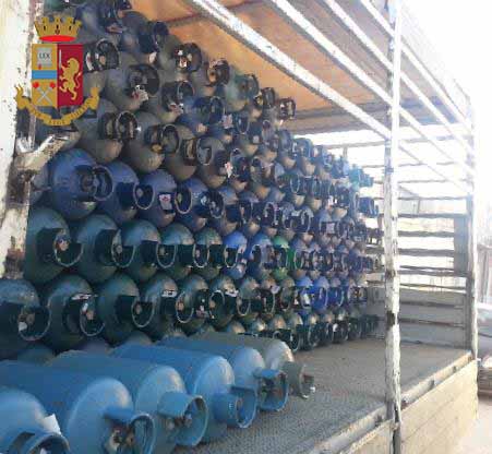 BARCELLONA P.G. – Bombole GPL a bordo di camioncino privo dei requisiti di sicurezza. Sequestrato il mezzo