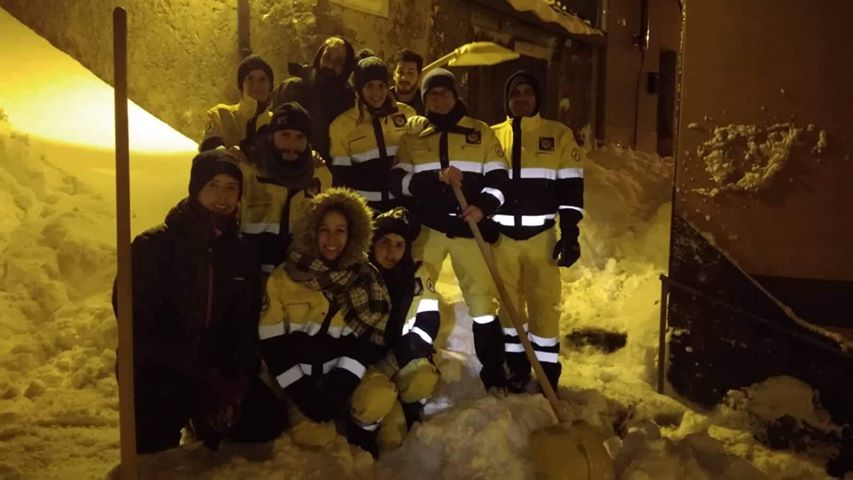 I VOLONTARI DI SAN TEODORO – Al lavoro con il sindaco Valentina Costantino per la vivibilità del paese sommerso dalla neve