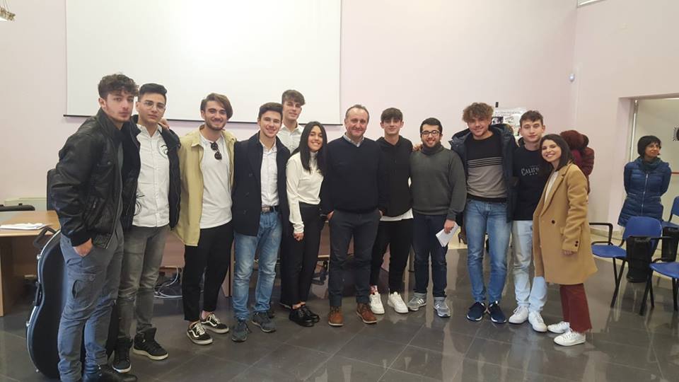 ALLO “SCIASCIA FERMI” DI SANT’AGATA M.LLO – Luciano Mirone incontra gli studenti e il liceo diventa un “set cinematografico”