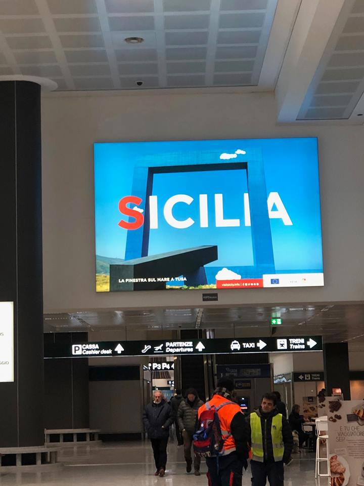 GRADITE SORPRESE – A Malpensa, la “Finestra” di Tano Festa sponsorizza la Sicilia