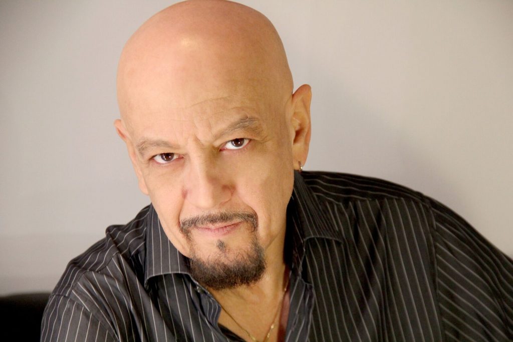TEATRO – Grande attesa per Enrico Ruggeri Acoustic Tour in scena al Mandanici di Barcellona