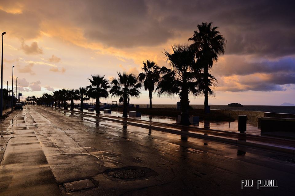MAGIE FOTOGRAFICHE – Il tramonto sul mare d’inverno… a Brolo