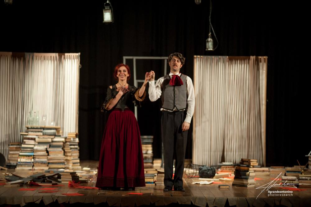 TEATRO – ‘Lettere di Oppio’ il rumore della solitudine è andato in scena al Trifiletti di Milazzo