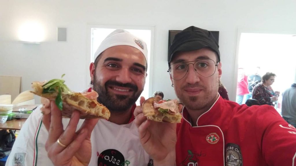 PIZZAIOLI CAMPIONI – Il “Pizzettaro” e Ciccio Bacina in bell’evidenza  alla quinta edizione del Campionato Mondiale della Pizza Bianca