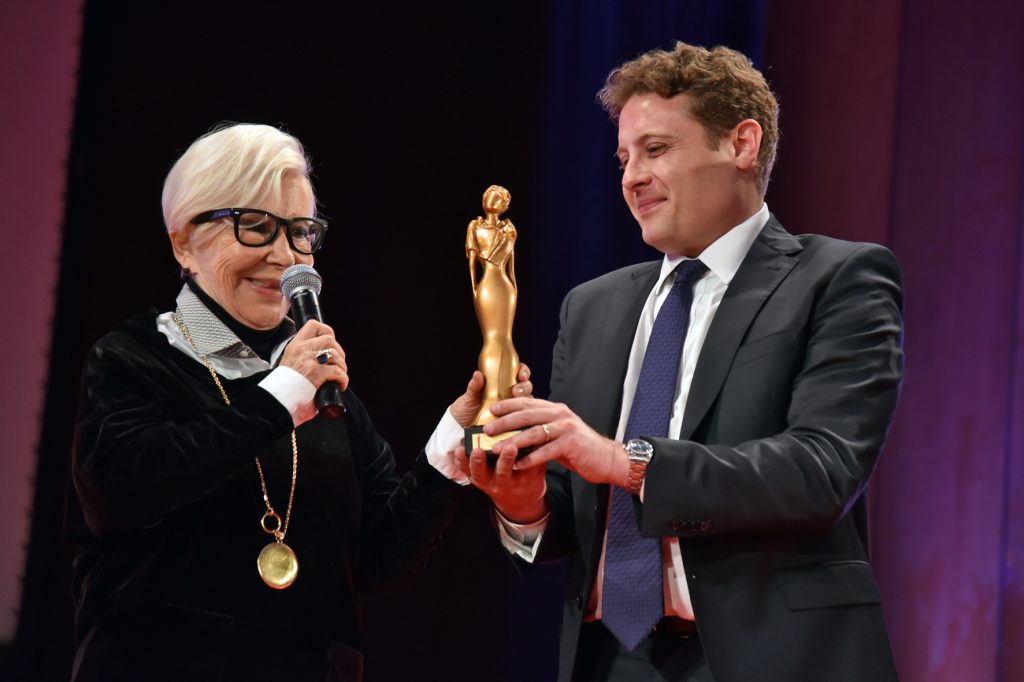 PREMIO MADAMA – Anna Fendi: “Dedico il Premio Madama al mio grande amico e maestro Karl Lagerfeld”