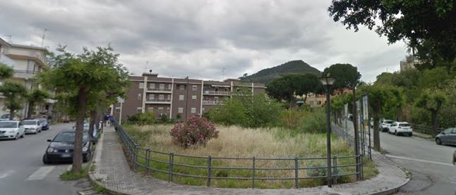 CEMENTO NO GRAZIE – Su un triangolo di terra, tra il centro storico e villa comunale  pronti a colare 12.225 metri cubi. La protesta