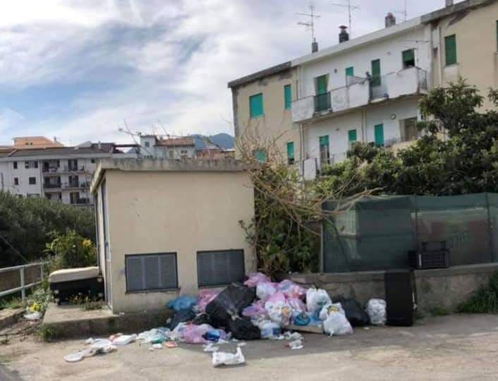 SANT’AGATA MILITELLO – Inciviltà e impunità. L’insostenibile malcostume dell’abbandono dei rifiuti