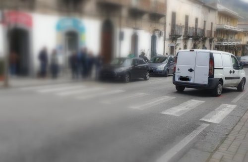 INCIDENTE A BROLO – Travolto sulle strisce davanti la Chiesa Madre