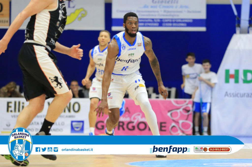 BASKET – L’Orlandina Basket continua a volare, batte Tortona e aggancia nuovamente la vetta