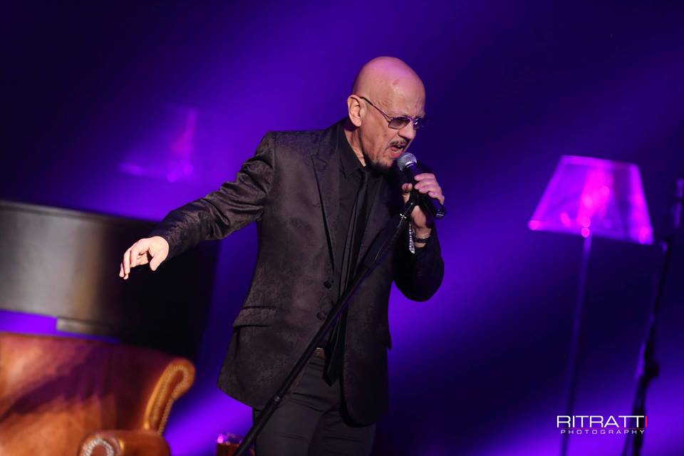 TEATRO – Teatro Mandanici platea entusiasta per Enrico Ruggeri