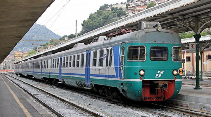 TRAGEDIA A PATTI MARINA – Uomo si impicca a un traliccio ferroviario