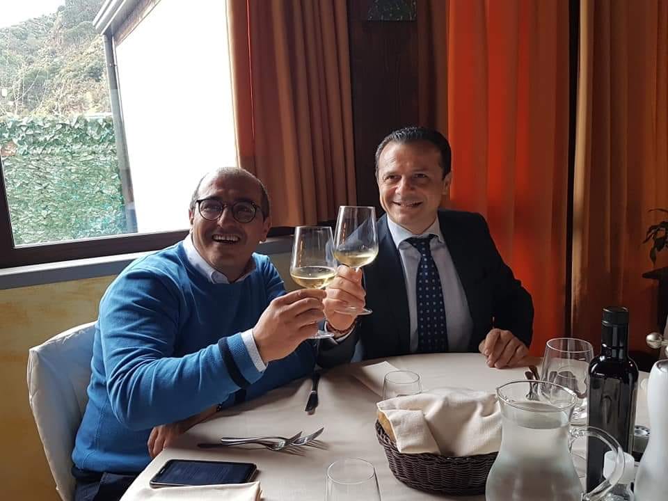 CATENO DE LUCA – Tra Sindaci, reali ed aspiranti tali, parlando di erosione e gastronomia fa scoprire la sua “bella voce”