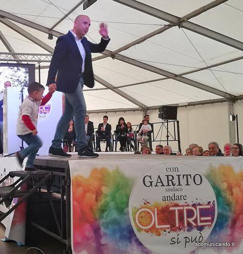 COMIZIANDO – “Un paese colorato di idee e di impegni” Salvo Garito presenta ieri, a Brolo, la sua “Oltre”